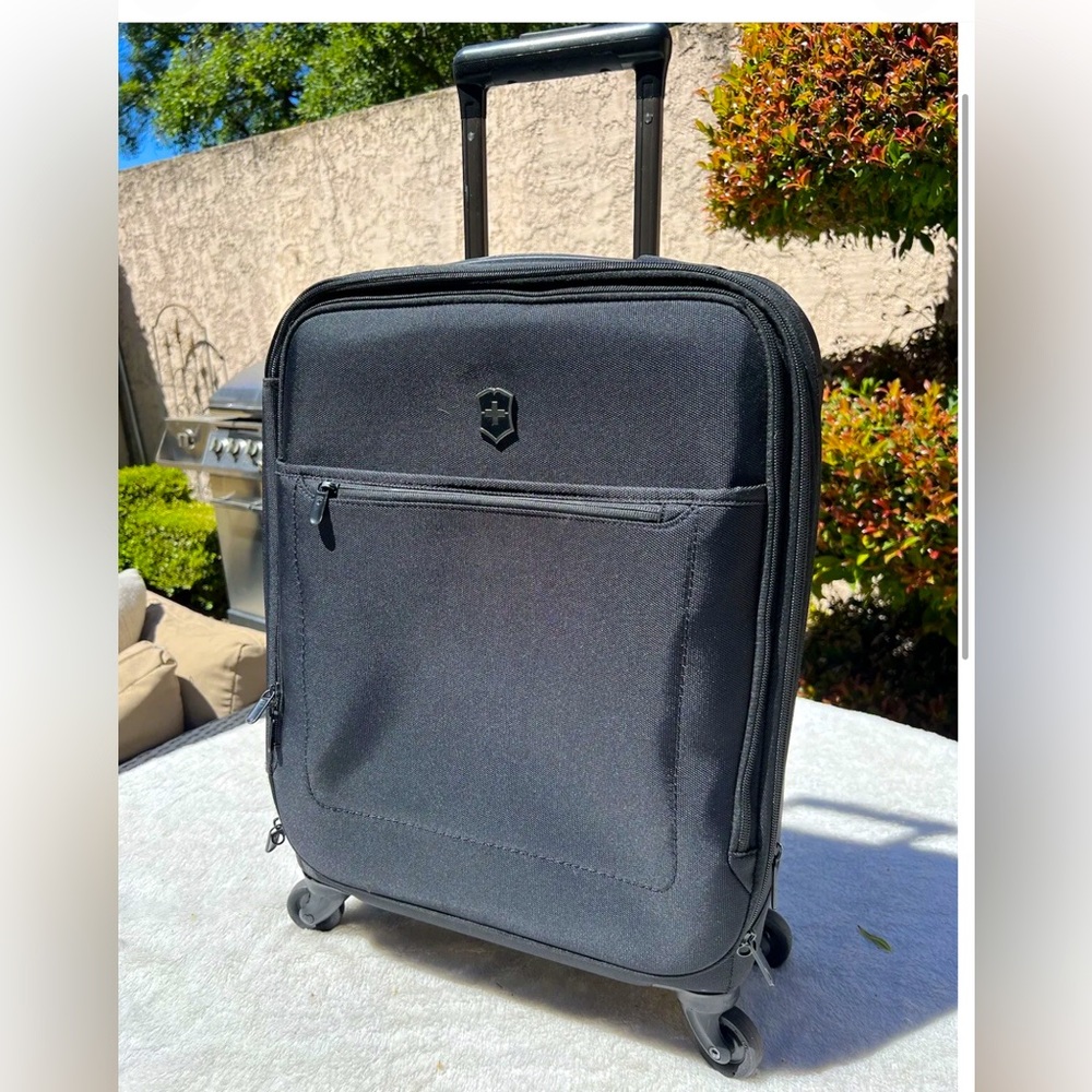 Victorinox 3.0 Avolve 22” global carry-on expandable spinner